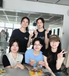 “食”光里的管理艺术，锅铲间的护理智慧